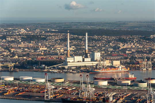 vue aérienne du port du Havre et de la centrale thermique au petit matin en France