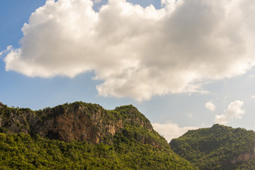 Obraz premium Beautiful landscape view of hill and mountain with cloud sky.