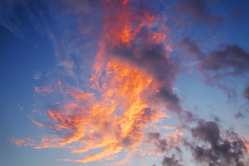 Obraz na płótnie Canvas Wide angle of pink cumulus clouds on dusk cloudy sky