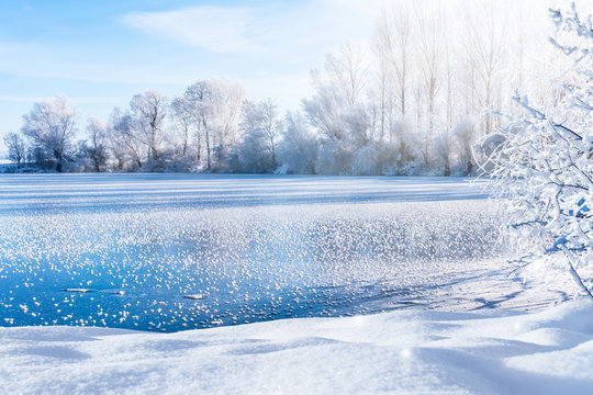 zugefrorener see an einem klaren wintertag