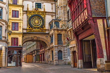 Stara przytulna ulica w Rouen ze słynnymi Wielkimi zegarami lub Gros Horloge of Rouen, Normandia, Francja