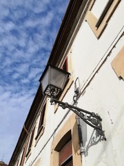 Fototapeta na wymiar lampione con vecchia casa, streetlight with old house