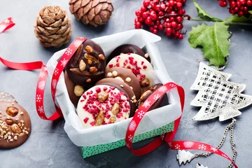 Papier Peint photo Dessert Médiums au chocolat de luxe faits à la main, biscuits, bouchées dans une boîte cadeau. Dessert traditionnel de Noël français.