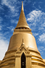 Fototapeta premium Golden Chedi at Wat Phra Kaew
