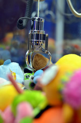 Greifarm eines Greifautomaten in Aktion UFO Catcher