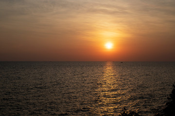 Obraz premium Tropical sea and red sun. Orange sunset landscape. Romantic evening seascape with sunset.