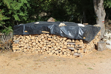 pila de leña protegida