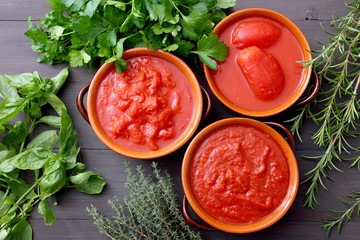 salsa di pomodori mista  sfondo rosso