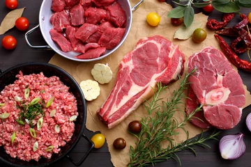 Foto op Plexiglas rauw vlees rundvlees of kalfsvlees grijze keukentafel achtergrond © denio109
