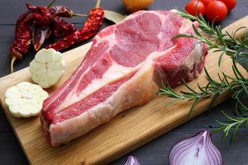 carne cruda di manzo o vitello sfondo tavolo di cucina grigio