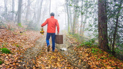Voyageur avec balise en automne dans la forêt 