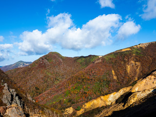 那須岳峰の茶屋跡避難小屋から朝日岳への登山道