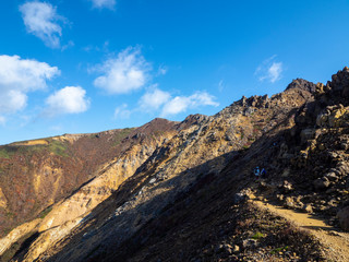 Fototapeta premium 那須岳峰の茶屋跡避難小屋から朝日岳への登山道