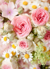 Draufsicht auf einen wunderschönen Brautstrauß aus rosa und weißen Rosen