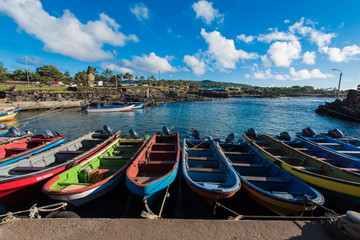 Fototapeta na wymiar Barche da pesca in legno nel porto naturale di Hanga Roa
