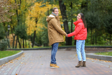 Fototapeta premium Kochająca młoda para na romantyczną randkę w parku jesień