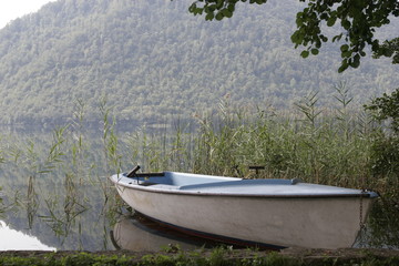barca en la orilla de un lago de bosnia