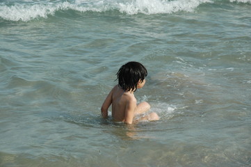 El primer baño en la playa