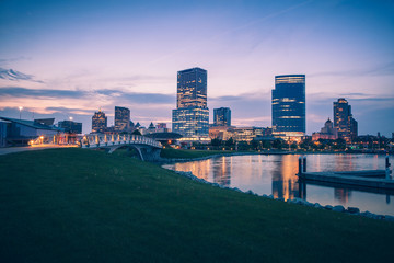 Panorama of Milwaukee at night - obrazy, fototapety, plakaty