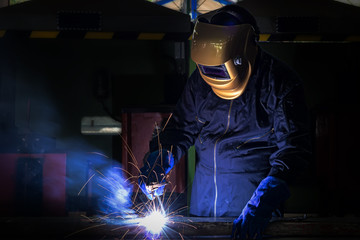 Fototapeta na wymiar Working person About welder steel Using electric welding machine There are lines of light coming out and safety equipment.