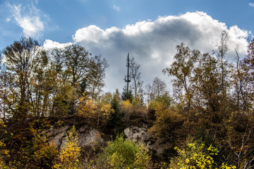 Fototapeta na wymiar Steilhang mit Bäumen und Mobilfunkmast