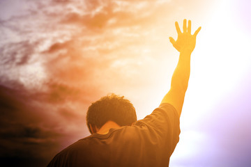 Naklejka premium Ludzkie ręce otwierają dłoń do uwielbienia. Terapia eucharystyczna Błogosławcie Boga, pomagając odpokutować Katolicka wielkanocna wielka modlitwa. Tło koncepcji religii chrześcijańskiej. walka i zwycięstwo dla boga