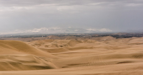 Fototapeta na wymiar Désert de la Huacachina Ica Pérou