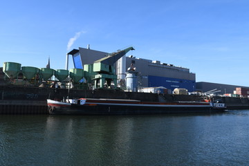 fabrik im hafen mit industrie und brücke