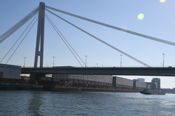 fabrik im hafen mit industrie und brücke