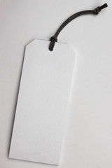 Weißes Etikett mit Struktur an einer Kordel/ Anhänger