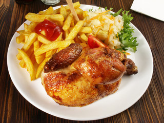 Halbes Grillhähnchen mit Pommes Frites