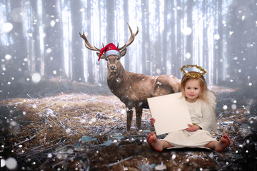 Rentier im Wald bei Schneetreiben mit Christkind