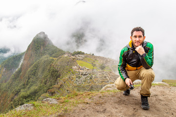 Homme qui pose devant le Machu Picchu au Pérou