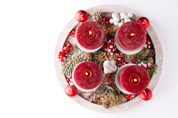 adventskranz mit brennenden kerzen 