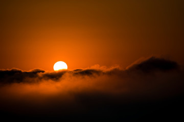 Puesta de sol entre las nubes