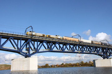 Train de marchandise sur le pont 