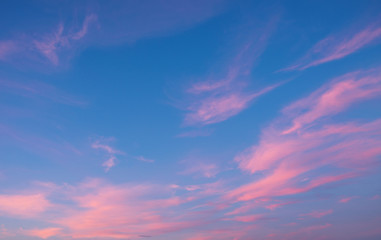 Fototapeta premium Zachód słońca niebo z różowymi chmurami