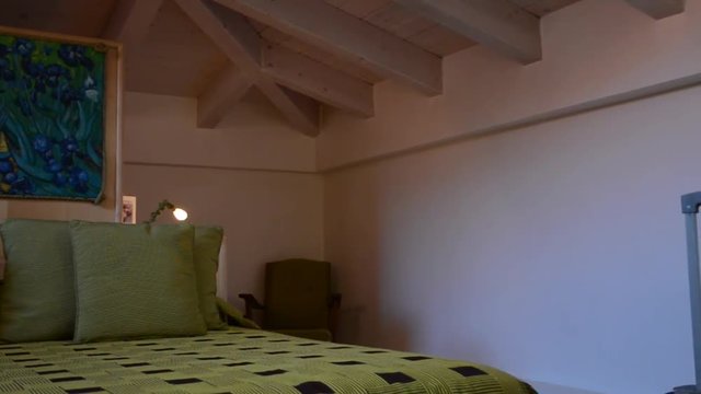 giovane donna cammina in una camera da letto in una mansarda
