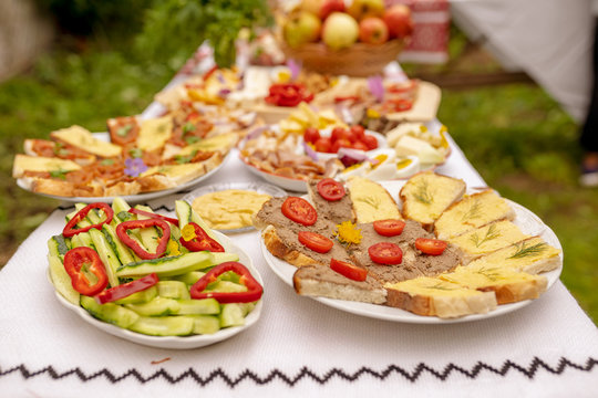 Table with food plates from Romania and Moldova