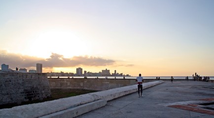 Atardecer en el Malec&oacute;n de la Habana, Cuba.