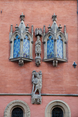 Obraz premium The figures of the inhabitants of Wroclaw and the beautiful windows on the building of the Town Hall of the city Wroclaw