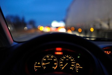 conduire sur la route de nuit