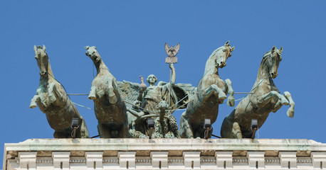 Obraz premium Victory statue at the gates of the palace of justice in Rome.