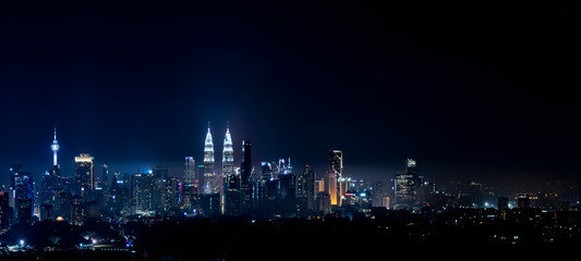 Een panoramisch luchtfoto nachtlandschap van de stad Kuala Lumpur