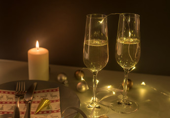 sekt im glas mit kerze und teller weihnachten