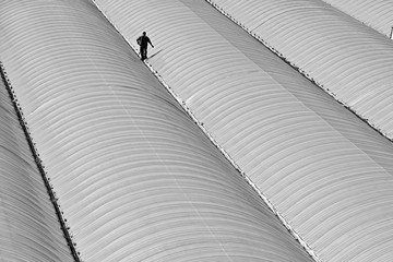 Hombre caminando sobre el techo de un invernadero de Almería