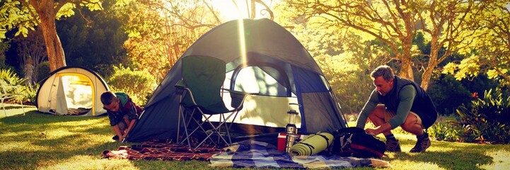 Junge baut das Zelt auf dem Campingplatz auf