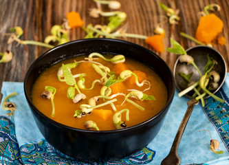 Schüssel mit Kürbissuppe  und frischen Bohnensprossen
