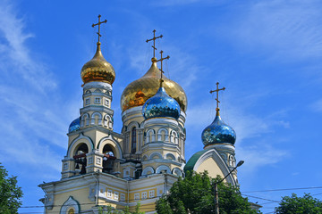 Fototapeta na wymiar The Church of Pokrova Presvyatoy bogoroditsi ( Pokrovsky) in Vladivostok in summer