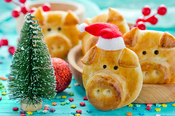 Pig buns, piggy dinner rolls, adorable edible pigs from dough, creative kids snack idea